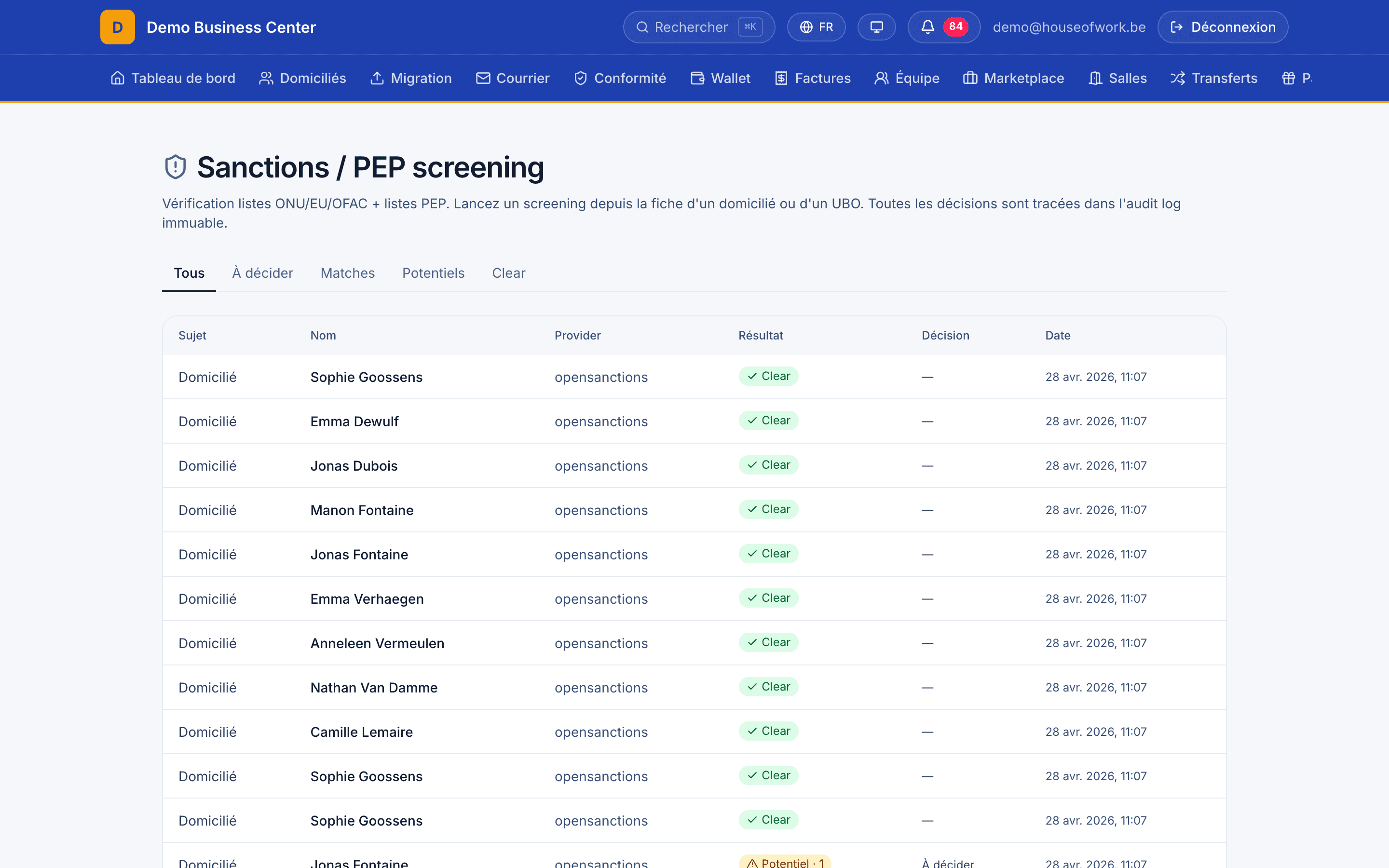 Screening sanctions/PEP via OpenSanctions, audit log immuable